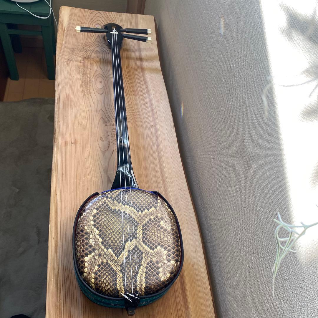 三線　本革　スタンド付き