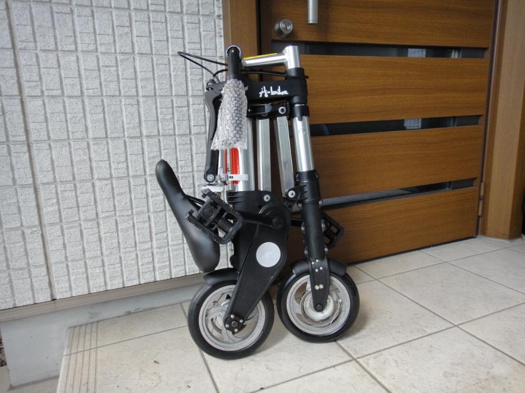 A型バイク　折り畳み自転車　軽量　コンパクト　8インチ　ノーパンクタイヤ　美品