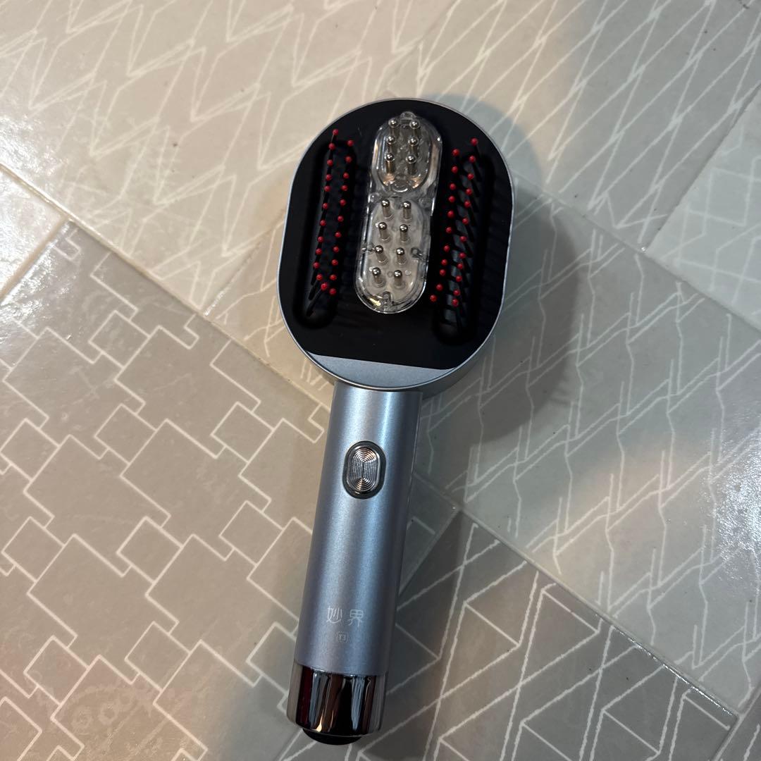 LEDスカルプブラシ エルゴノミックデザイン