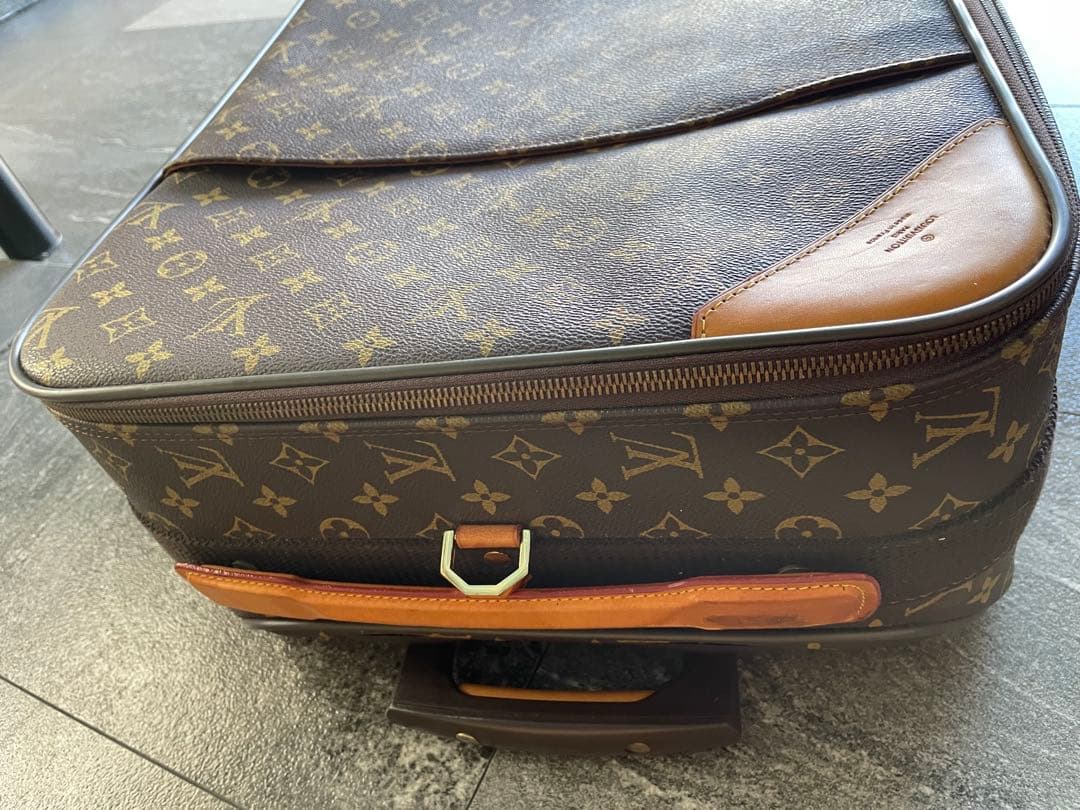 Louis Vuittonのモノグラムデザインの中型キャリーケース
