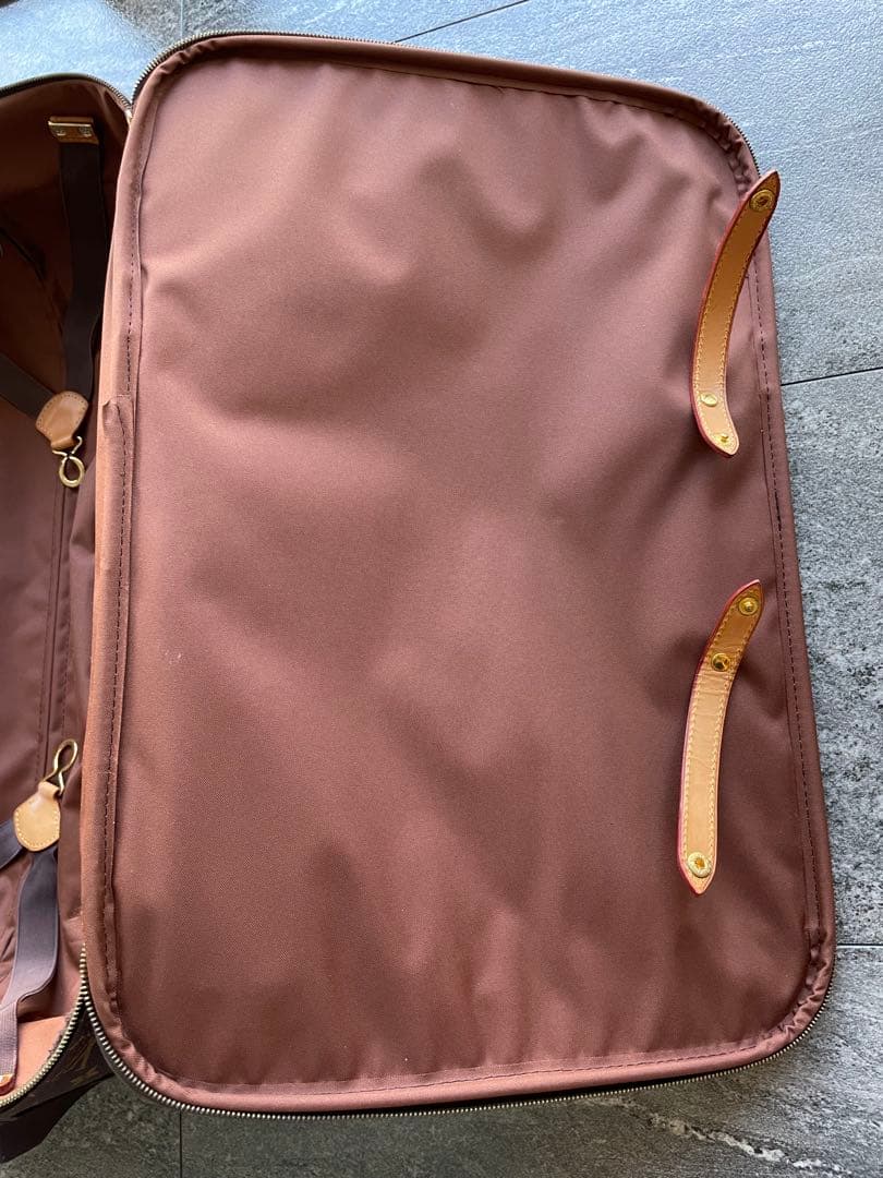 Louis Vuittonのモノグラムデザインの中型キャリーケース