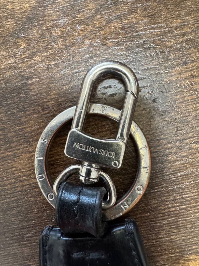 【美品】ルイヴィトン キーホルダー LV クロッシュ クレ キーリング 黒