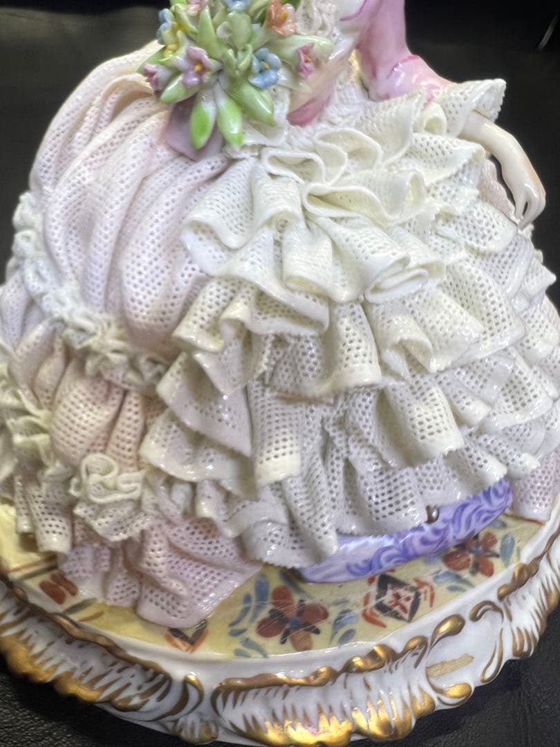 陶器製女性フィギュリン ピンクと白