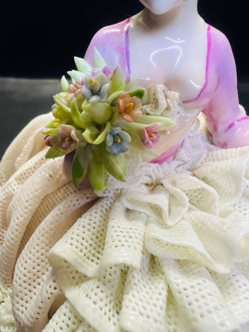 陶器製女性フィギュリン ピンクと白