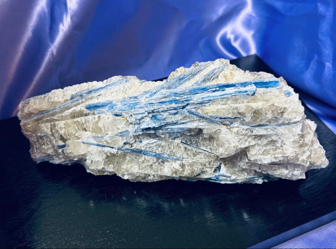 天然カイヤナイト原石（１kg）台座付