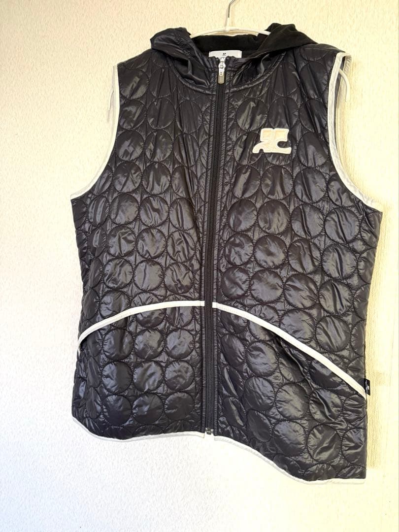 クレージュ　黒　キルティングフード付きジップベスト