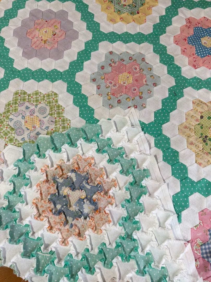 ヘキサゴン　フラワーガーデンのキルトトップ　型紙付き　パッチワーク　ハンドメイド