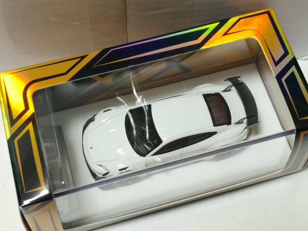 404 YMモデル 1/64 ポルシェ タイカン ゼファー ホワイト