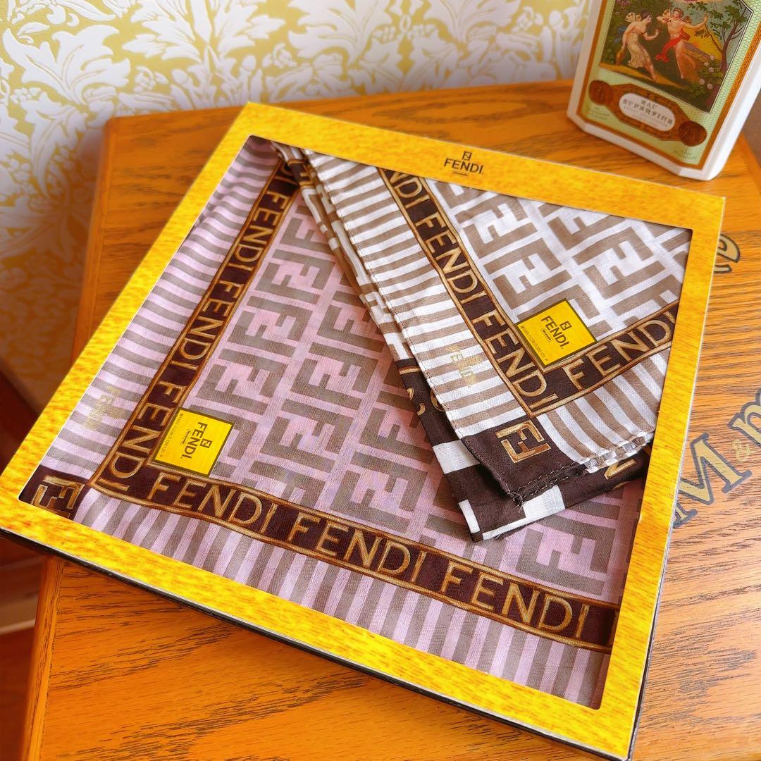 新品FENDI フェンディ　ロゴ入り総柄　ハンカチ　ピンク　ベージュ2枚セット