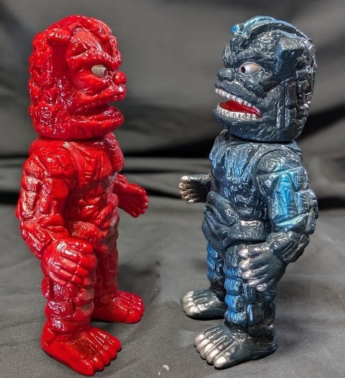 ダストマン黒色＆赤色「スペクトルマン」登場怪獣（マスダヤ復刻）ソフビ２体セット