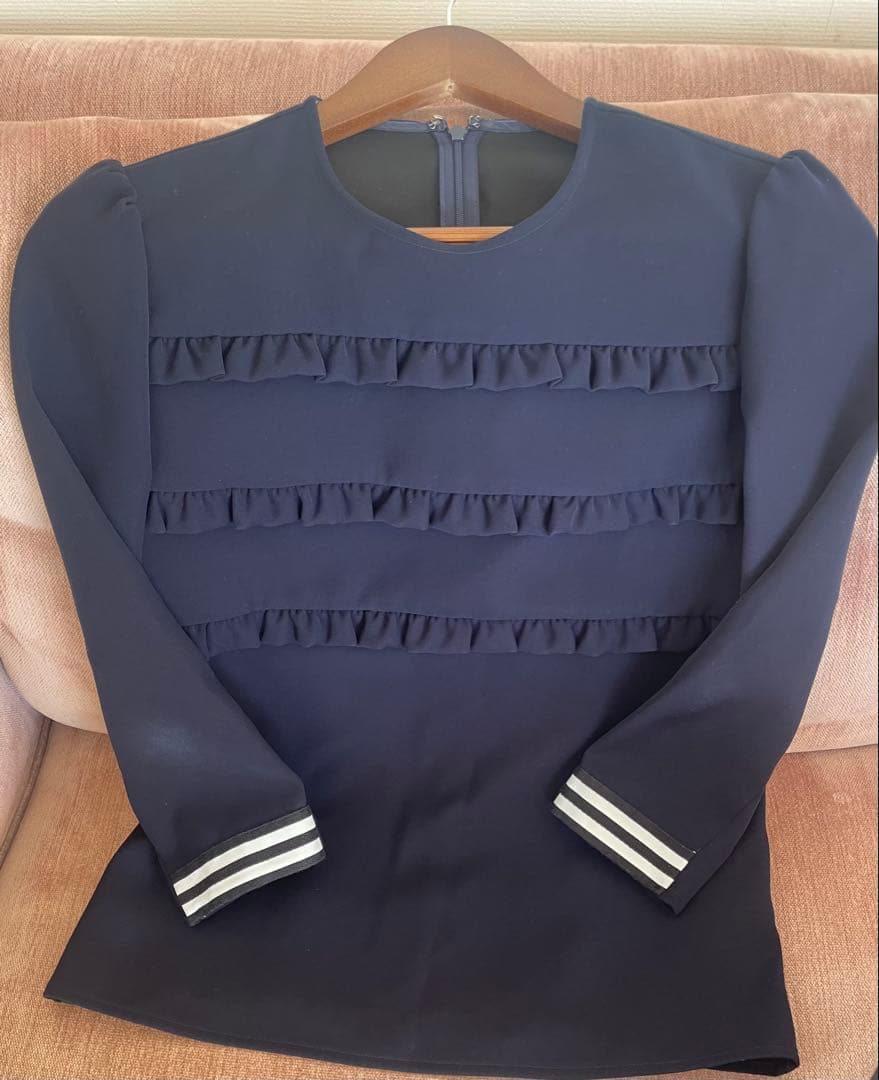 Borders at balcony ネイビーブラウス