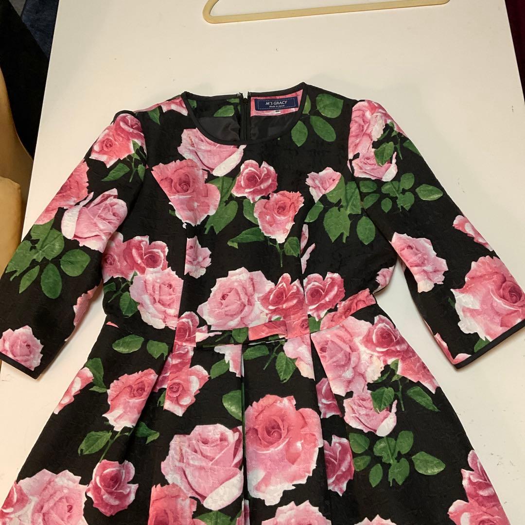 黒地にピンクのバラ柄ワンピース 40サイズ