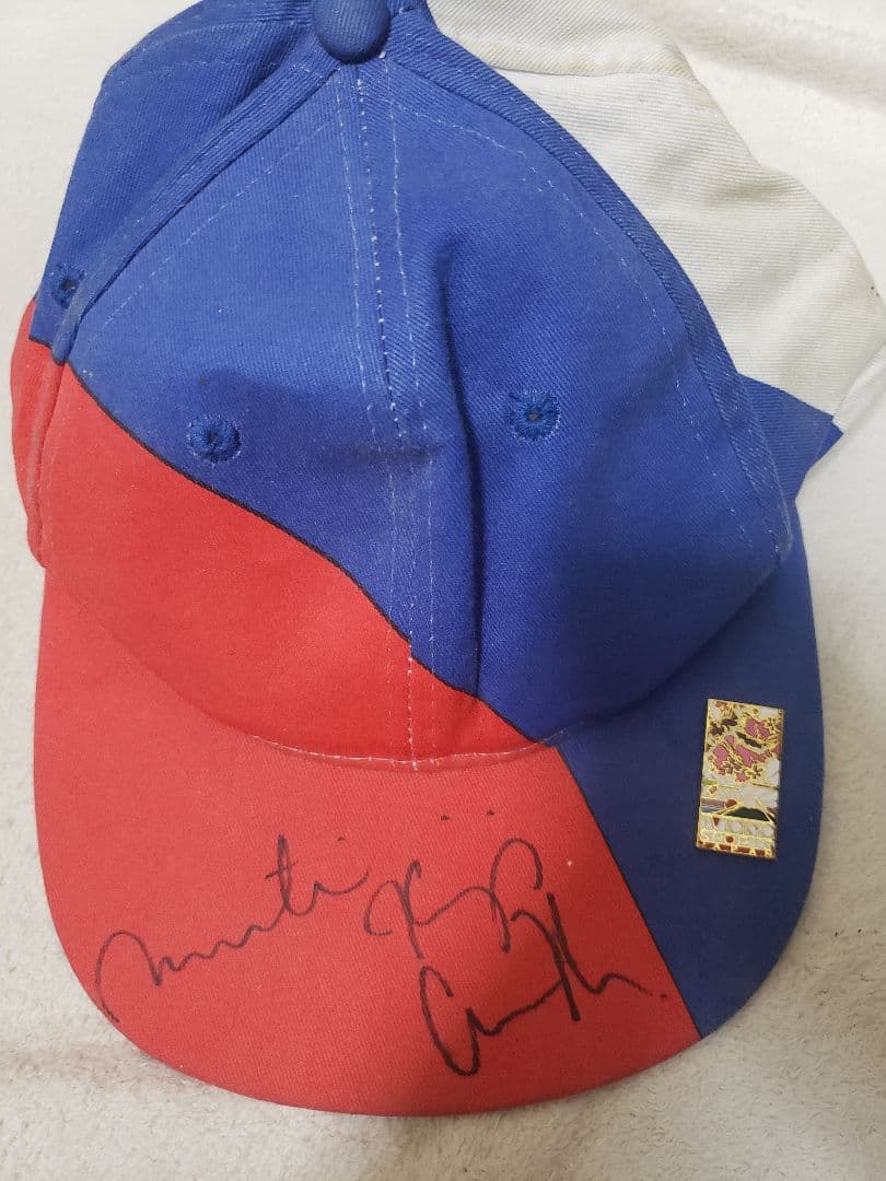 ヒンギスとクルニコワ　サイン入りキャップ　非売品ピンバッヂ付