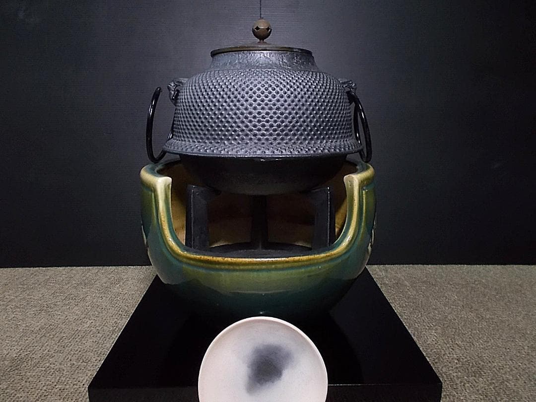 茶道具 風炉釜セット 霰茶釜 釜環 未使用五徳 織部風炉 敷板 前瓦 送料込み