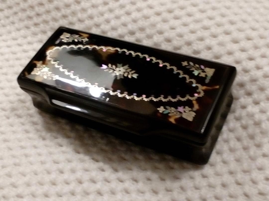 骨董品 鼈甲アンティーク小物入れ 花・四隅葉