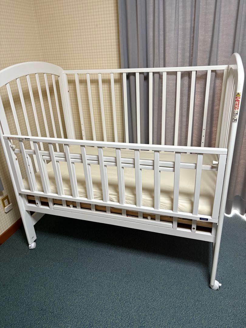 カトージ　ハイポジション ベビーベッド　すのこ、マットレス付