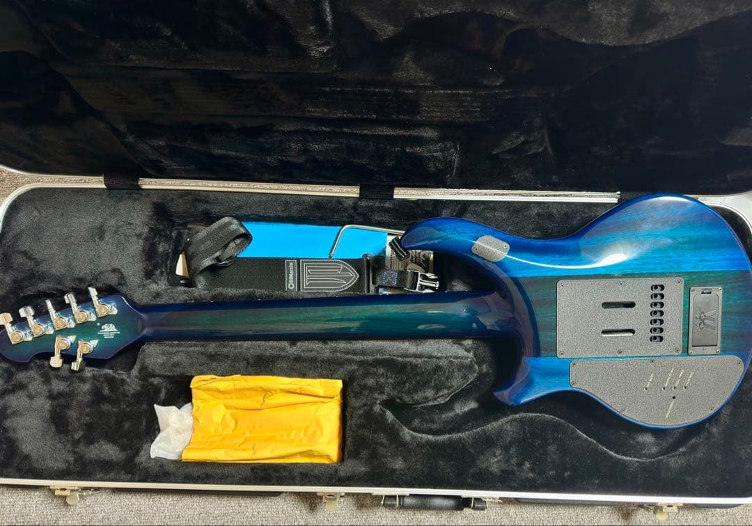 ギター EARNIE BALL MUSICMAN MAJESTY 7 BLUE HONU