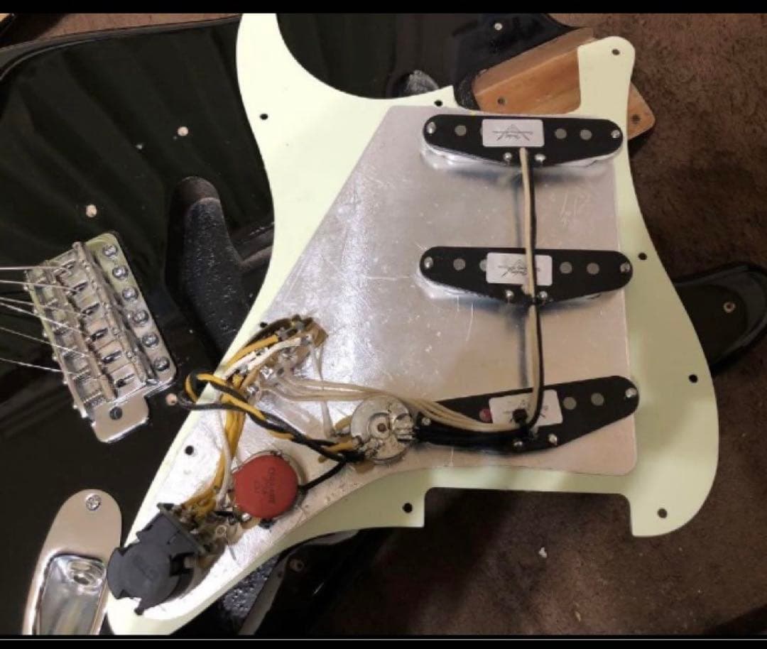 ストラトFenderピックアップ国産ボディとネック アトランシア