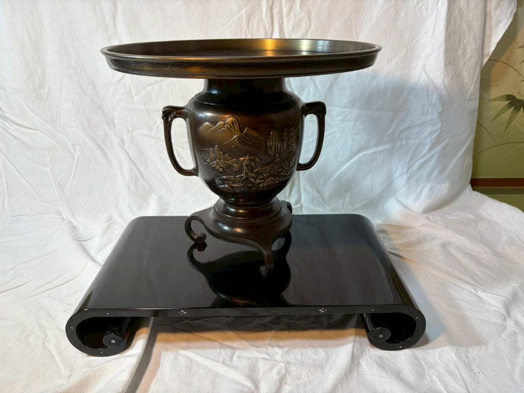 金属製花瓶と黒色巻き角台