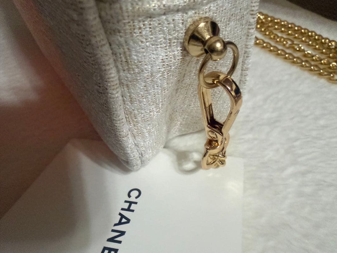 CHANEL シャネル　ホリデー限定 ノベルティ　ポーチ　ベージュ ラメ