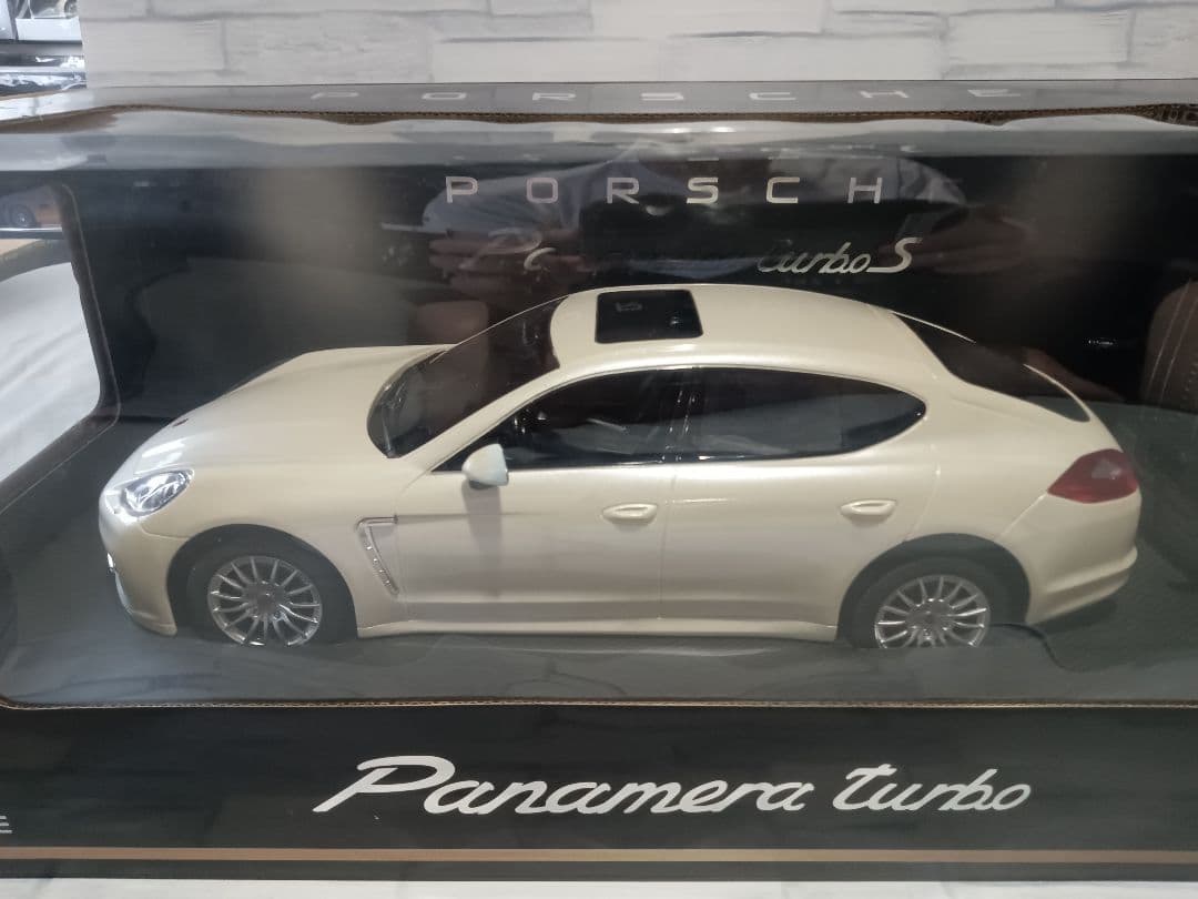 1/14 R/C　ポルシェ　パナメーラ　ターボ　ディーラー品　ミニカー　ホワイト
