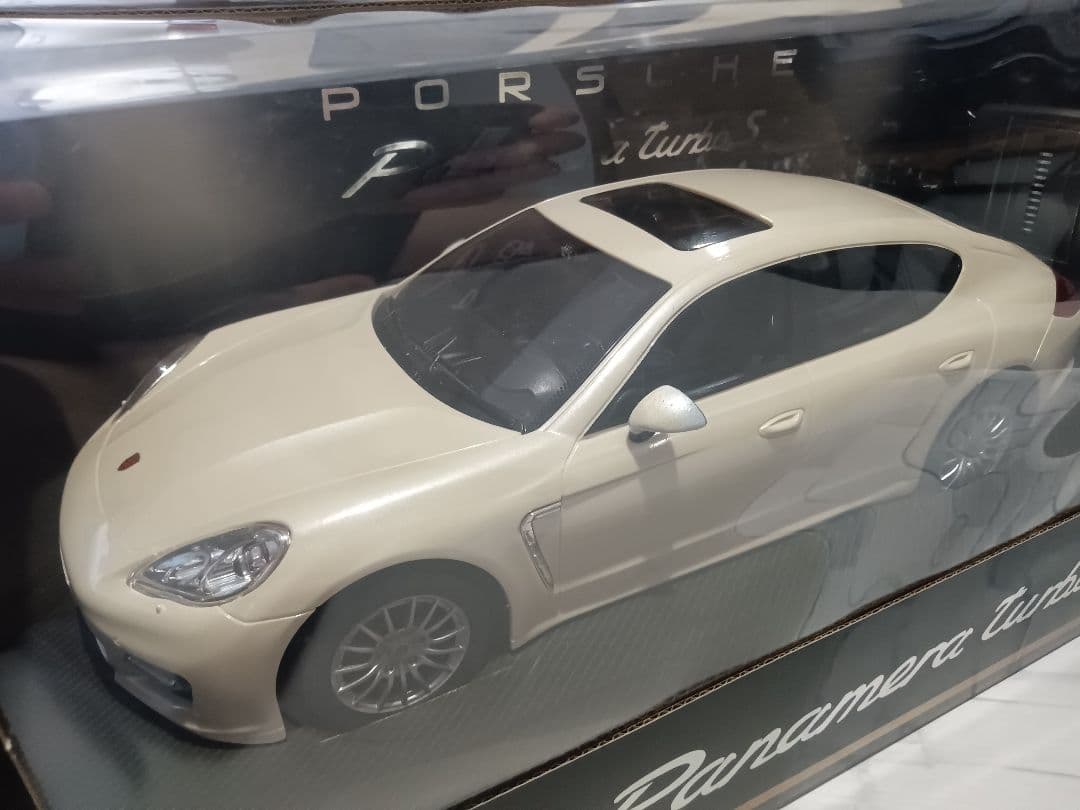 1/14 R/C　ポルシェ　パナメーラ　ターボ　ディーラー品　ミニカー　ホワイト