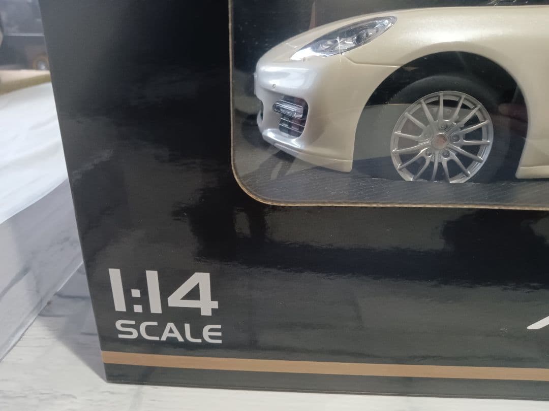 1/14 R/C　ポルシェ　パナメーラ　ターボ　ディーラー品　ミニカー　ホワイト
