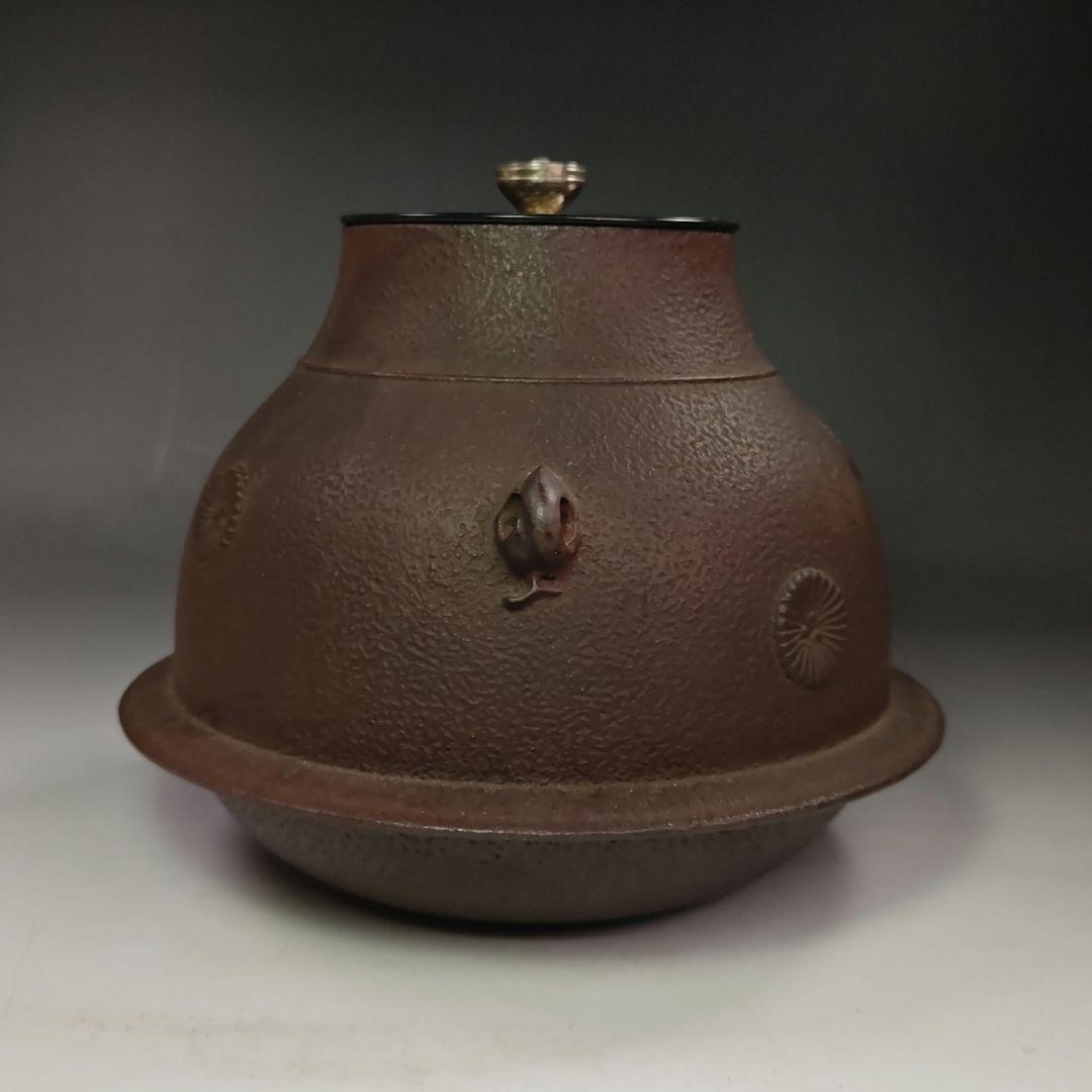 イ623 茶釜『釜師　菊地正直』『淡々斎好　唐松地紋　鶴首釜　銀独楽摘み　共箱』