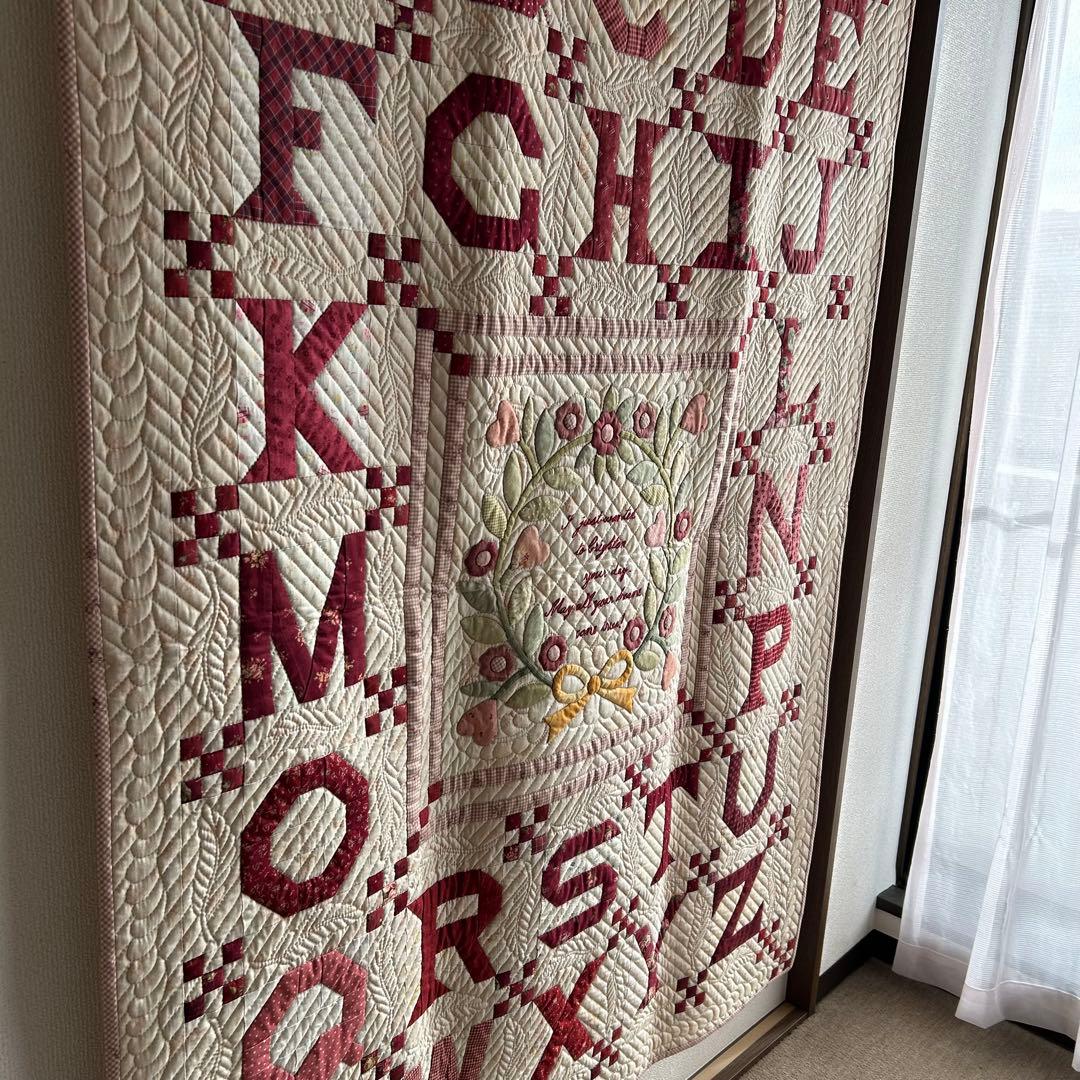 ハンドメイド パッチワークアルファベットと花のメッセージキルト