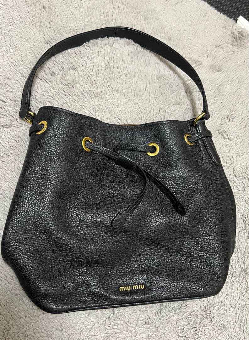 miu miu 黒 レザー バケツ型バッグ　内側少し汚れあり