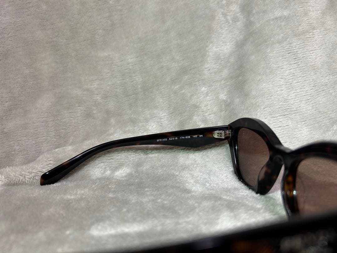 マホガニーブランウンレンズ　PRADA ロゴ入り　サングラス