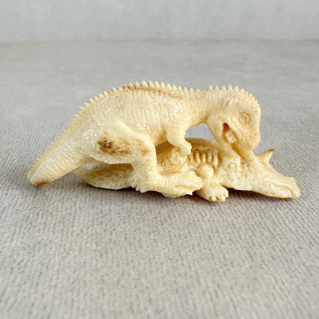 根付　置根付　恐竜　彫刻　セイウチ牙製　置物　ミ10