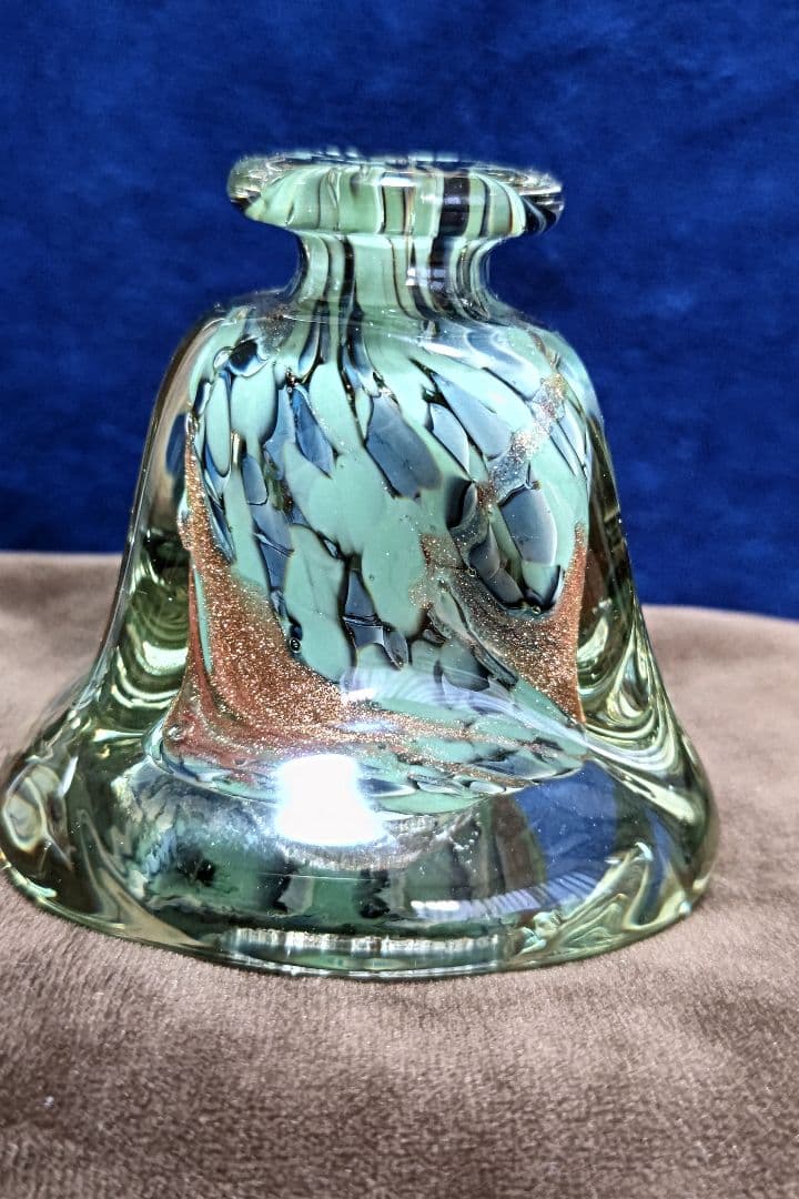 ベル型ガラス工芸品 青緑と金色　　 在銘　ペン立て