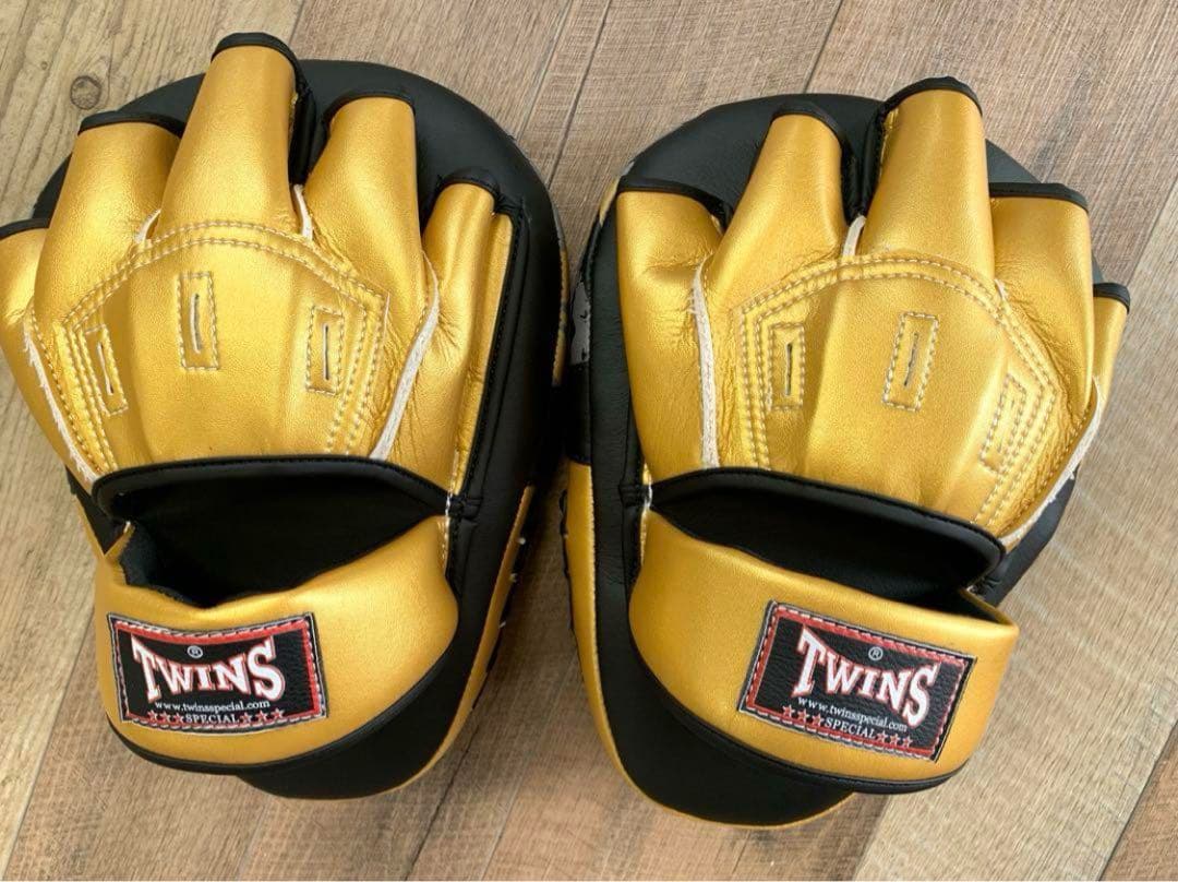 TWINS ペアパンチミット　金　ゴールド 　黒 新品値下げ不可