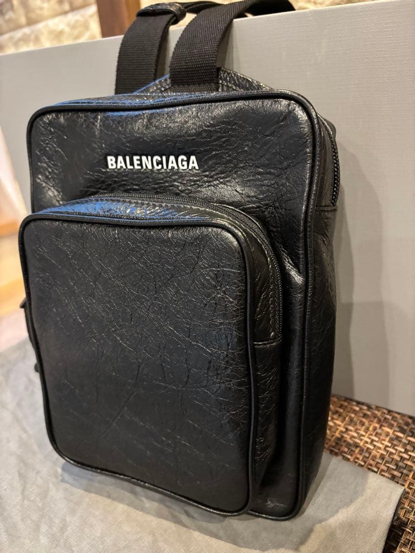 BALENCIAGA ブラックレザーショルダーバッグ