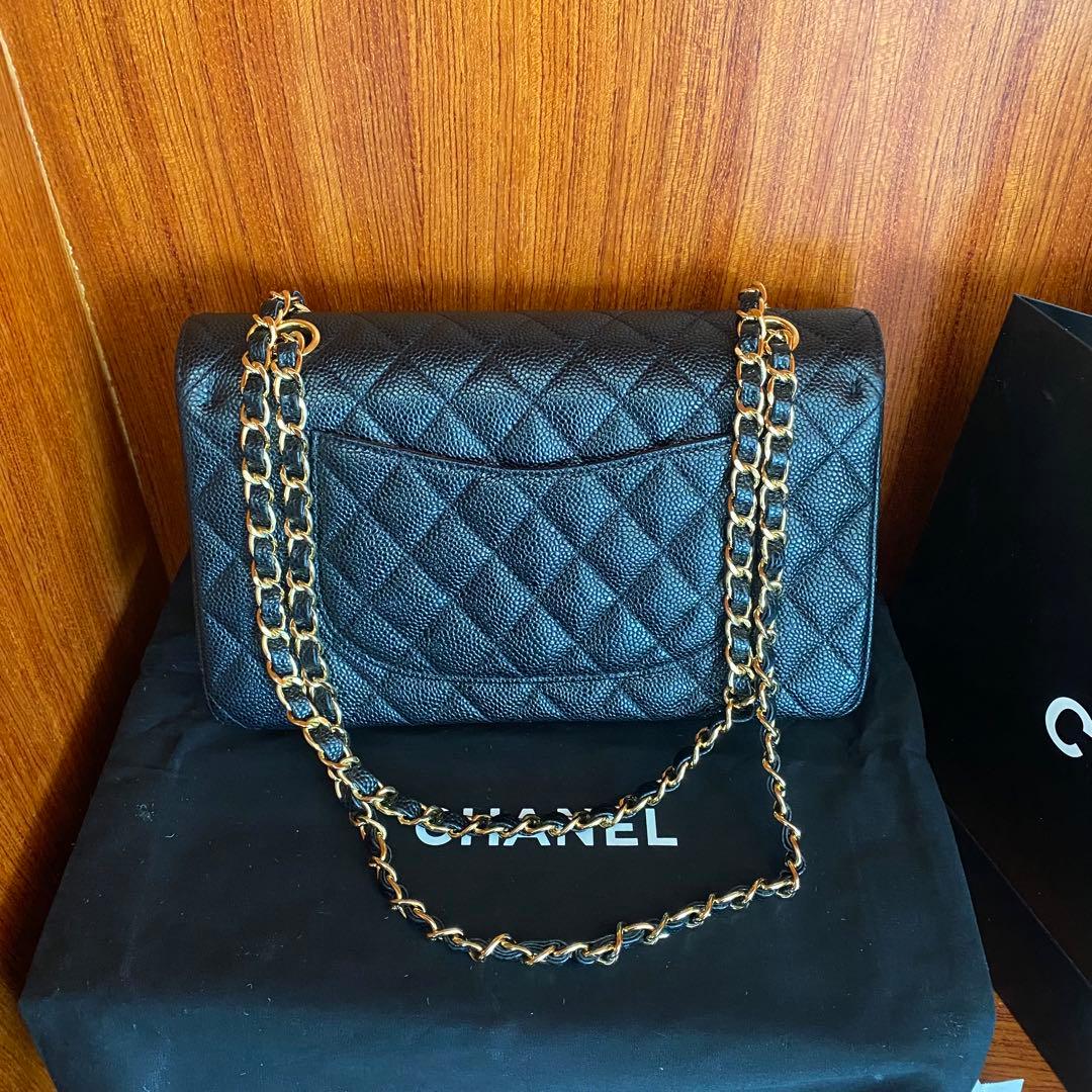 ブラックレザーのキルティングデザイン、ゴールドチェーン付きのショルダーバッグ。