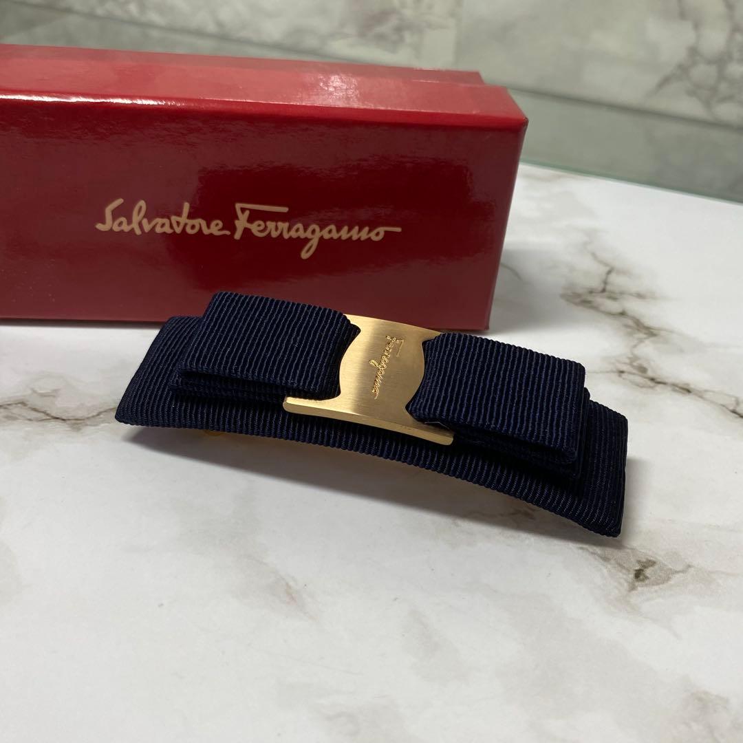 新品 未使用 サルヴァトーレフェラガモ ヴァレッタ ヴァラリボン ネイビー 金