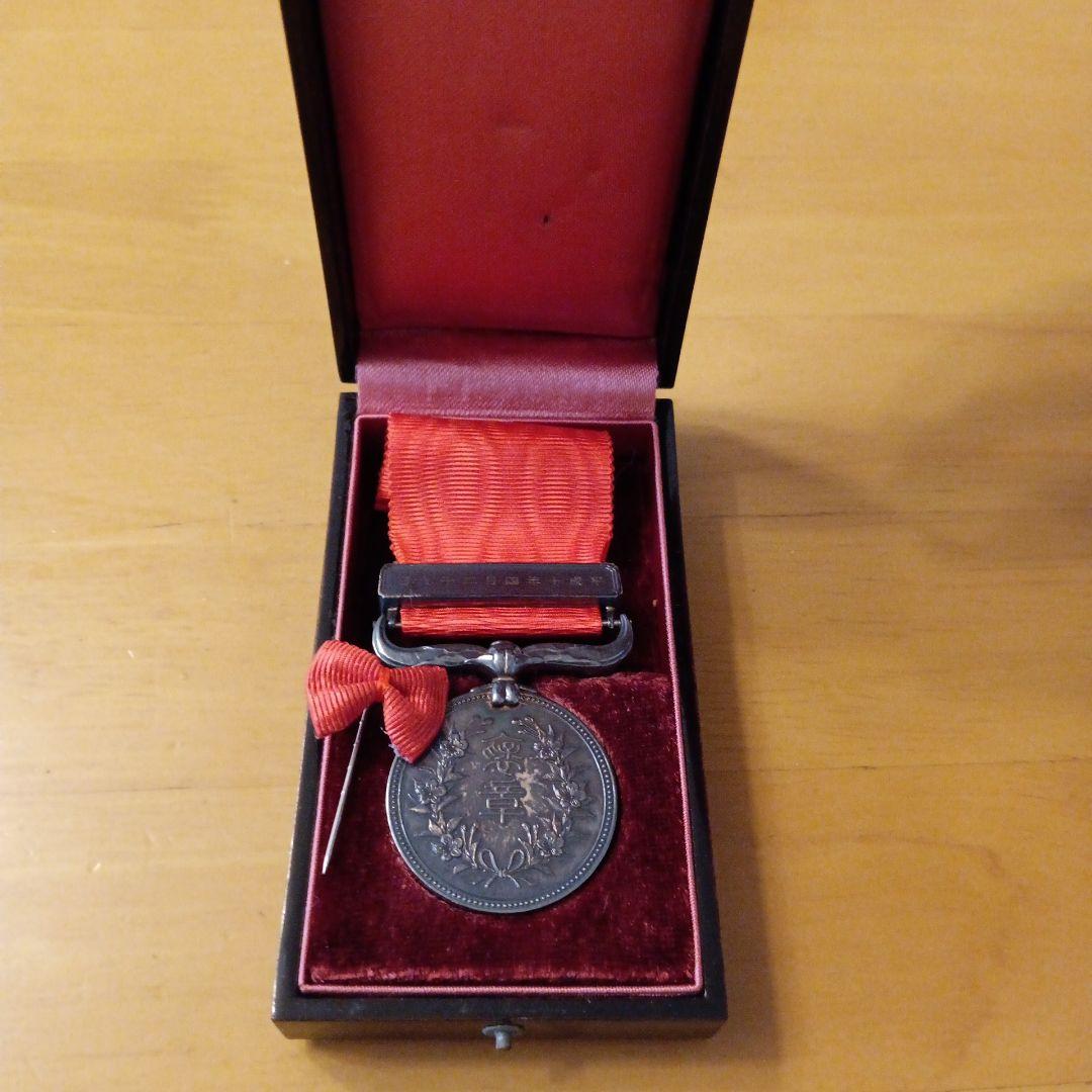【激レア 珍品】紅綬褒章 純銀製 略綬付き 共箱入 完品　褒章 勲章　徽章 79