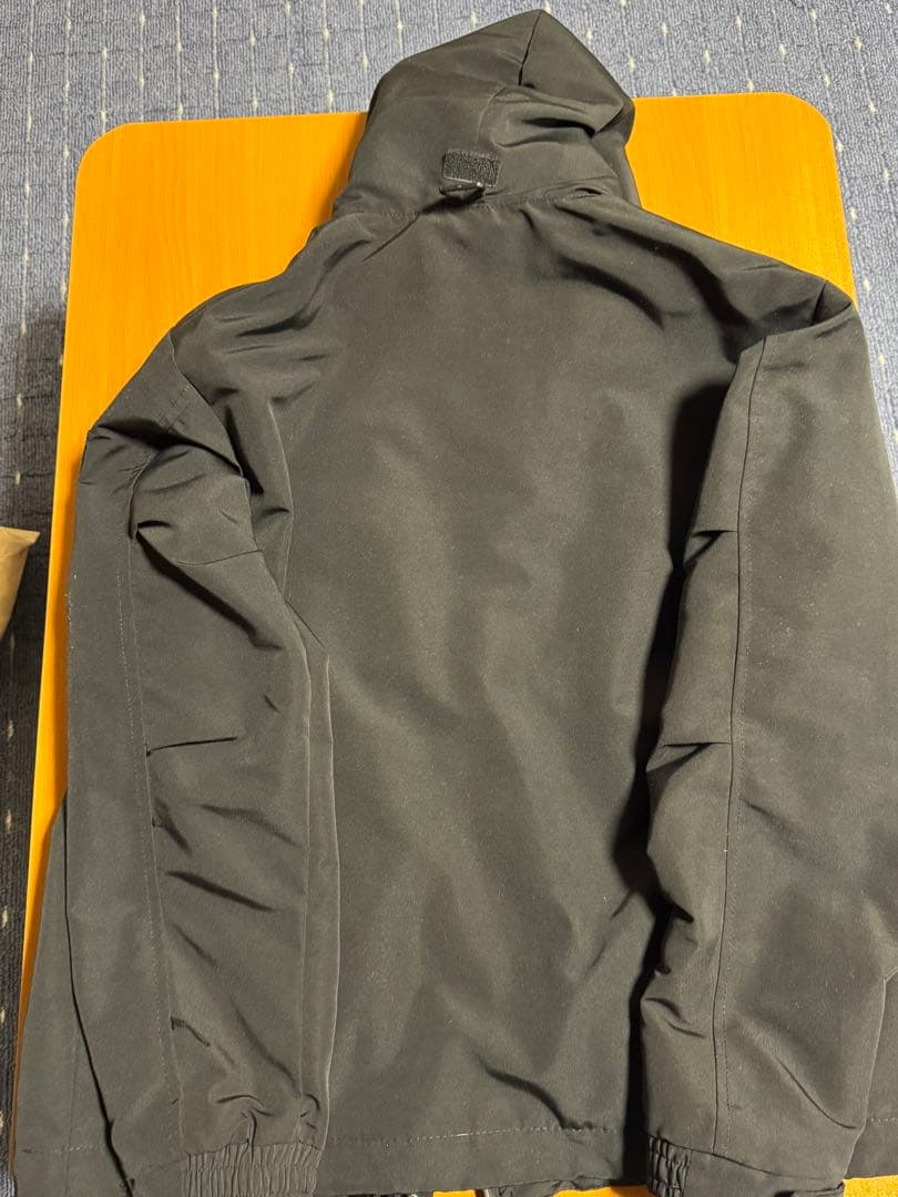 Carhartt ブラックジャケット フード付き