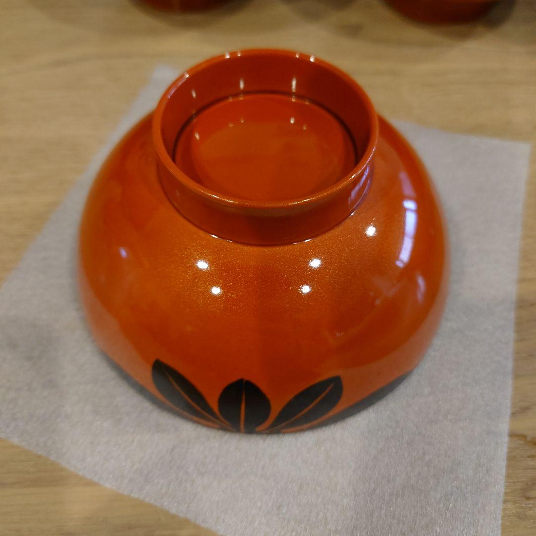 赤い漆器の椀（黒い花模様）40個セット