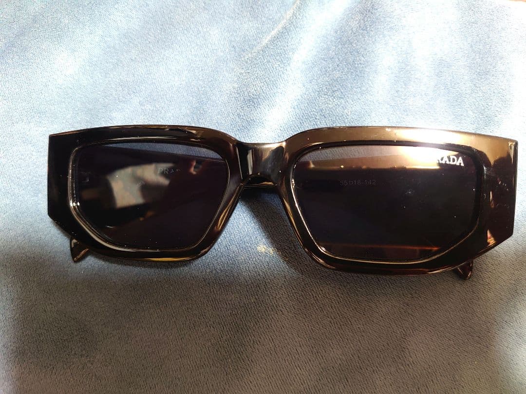 新品PRADAスクエアサングラスブラックゴールド