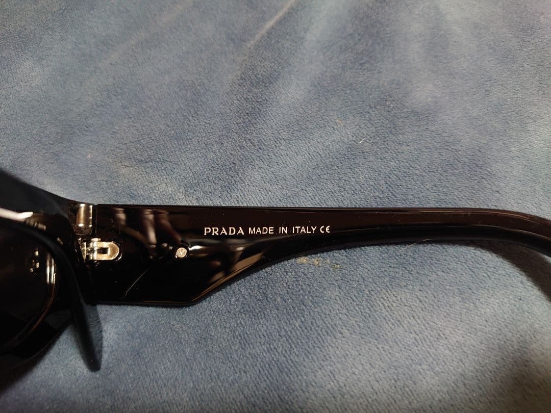 新品PRADAスクエアサングラスブラックゴールド