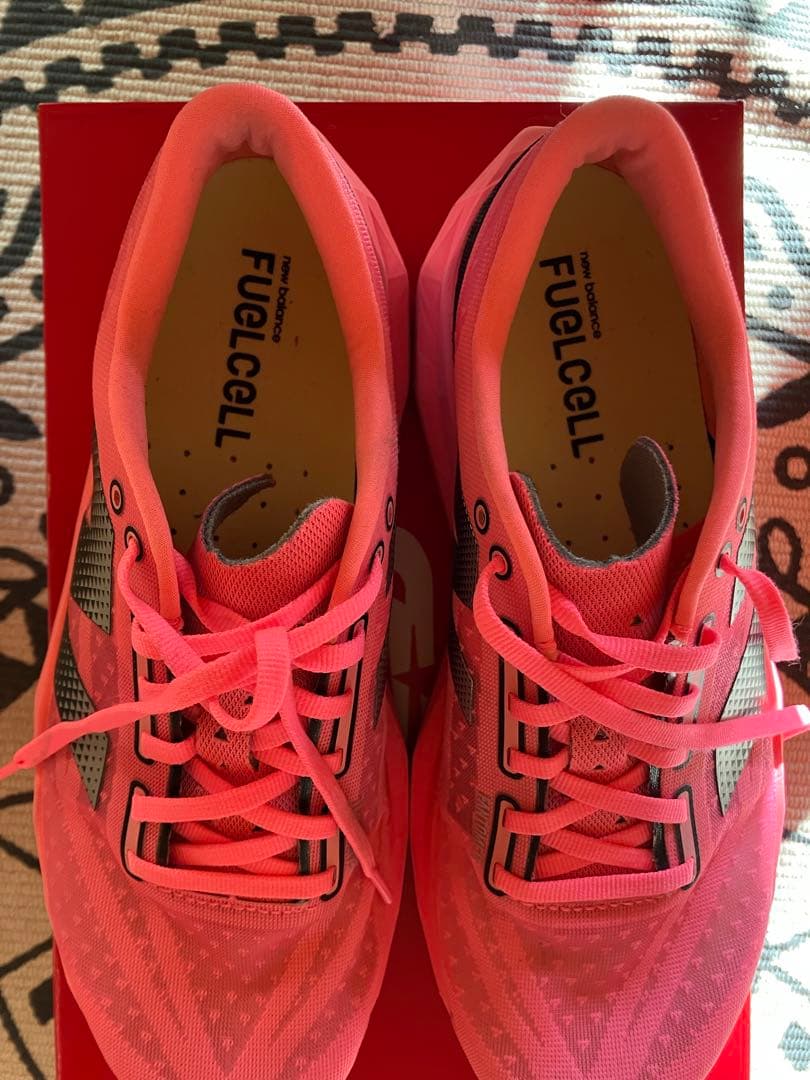 本日限定値下　希少New balance FuelCell Rebel v4