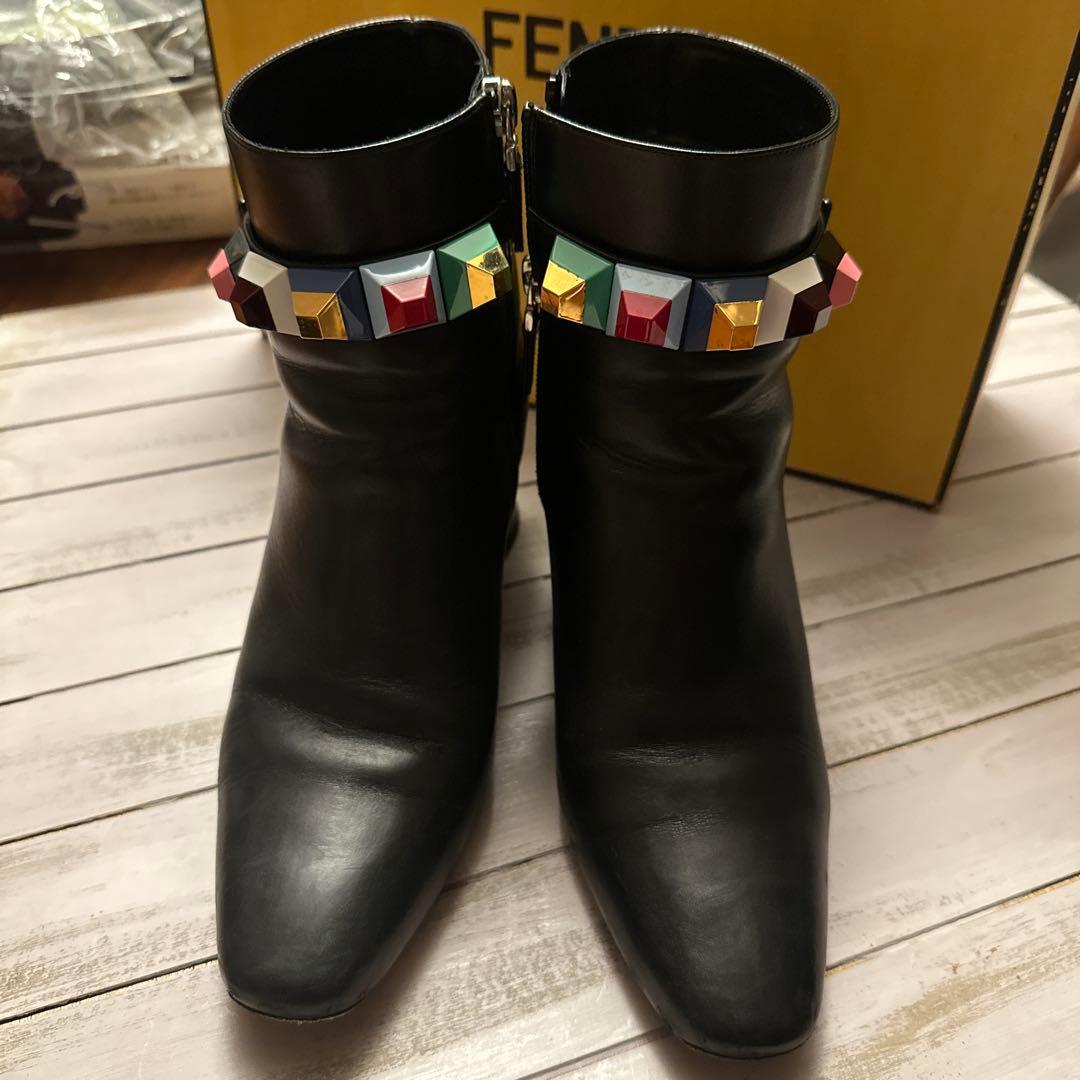 FENDI ブラックレザーショートブーツ　 スタッズ付き