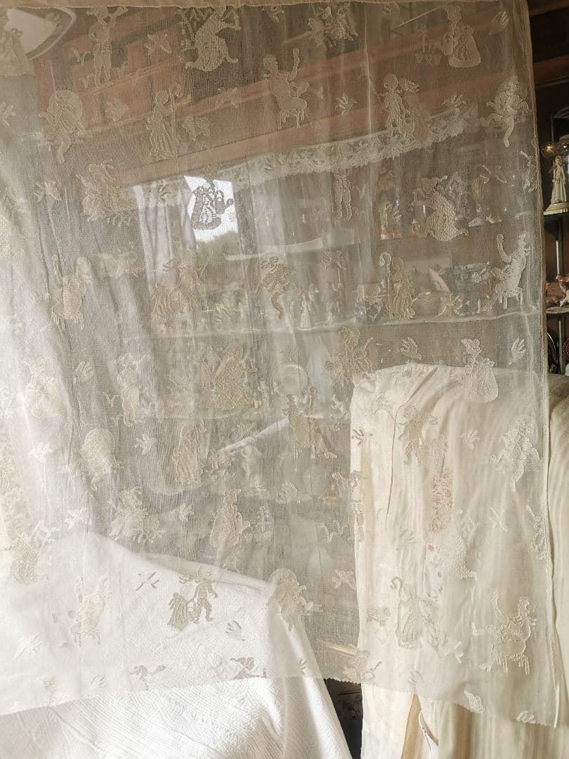 アンティーク お伽話 童話 マドラスレース幅広カーテンパネル ナーサリーライム