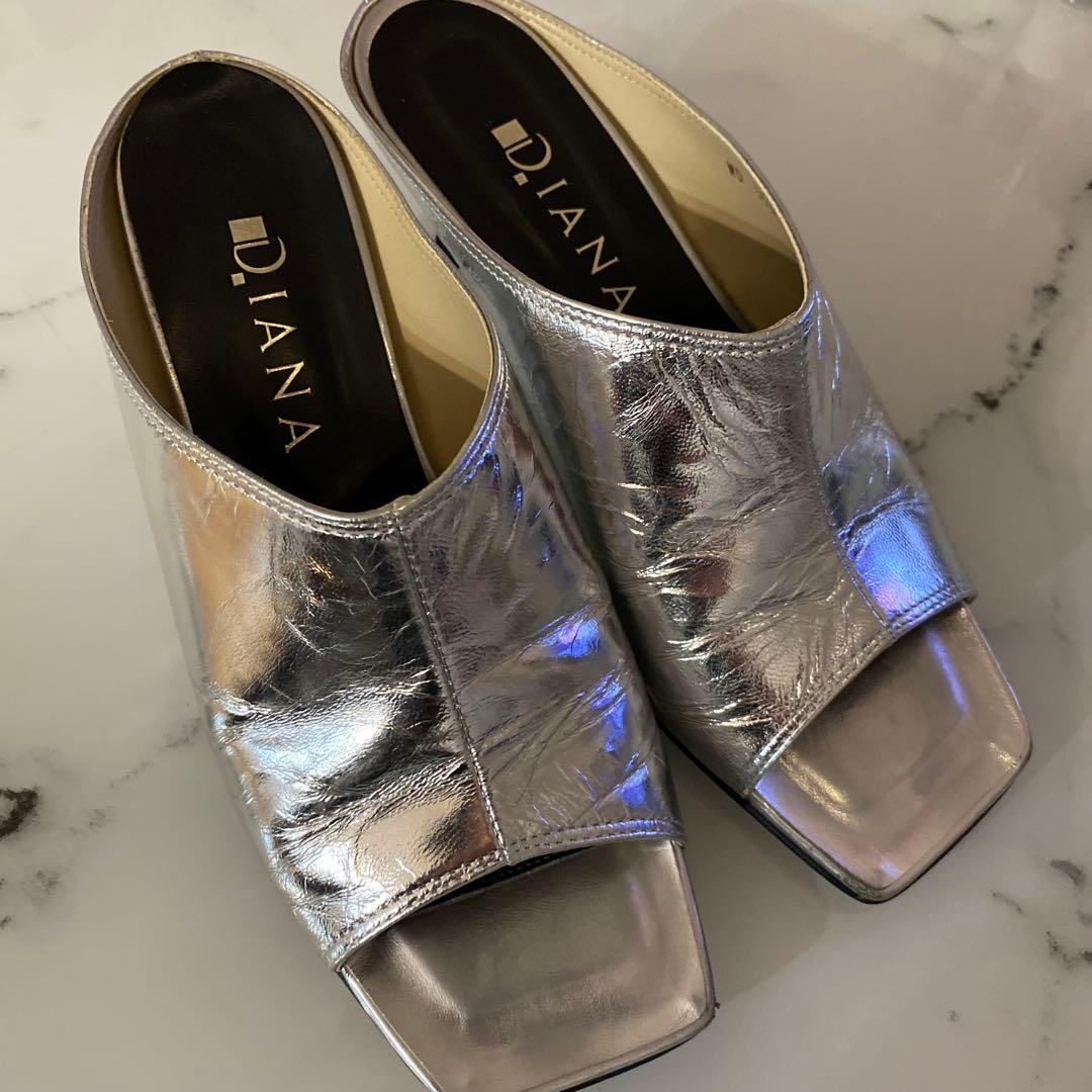 D.IANA シルバー ミュール オープントゥ ヒール約5cm