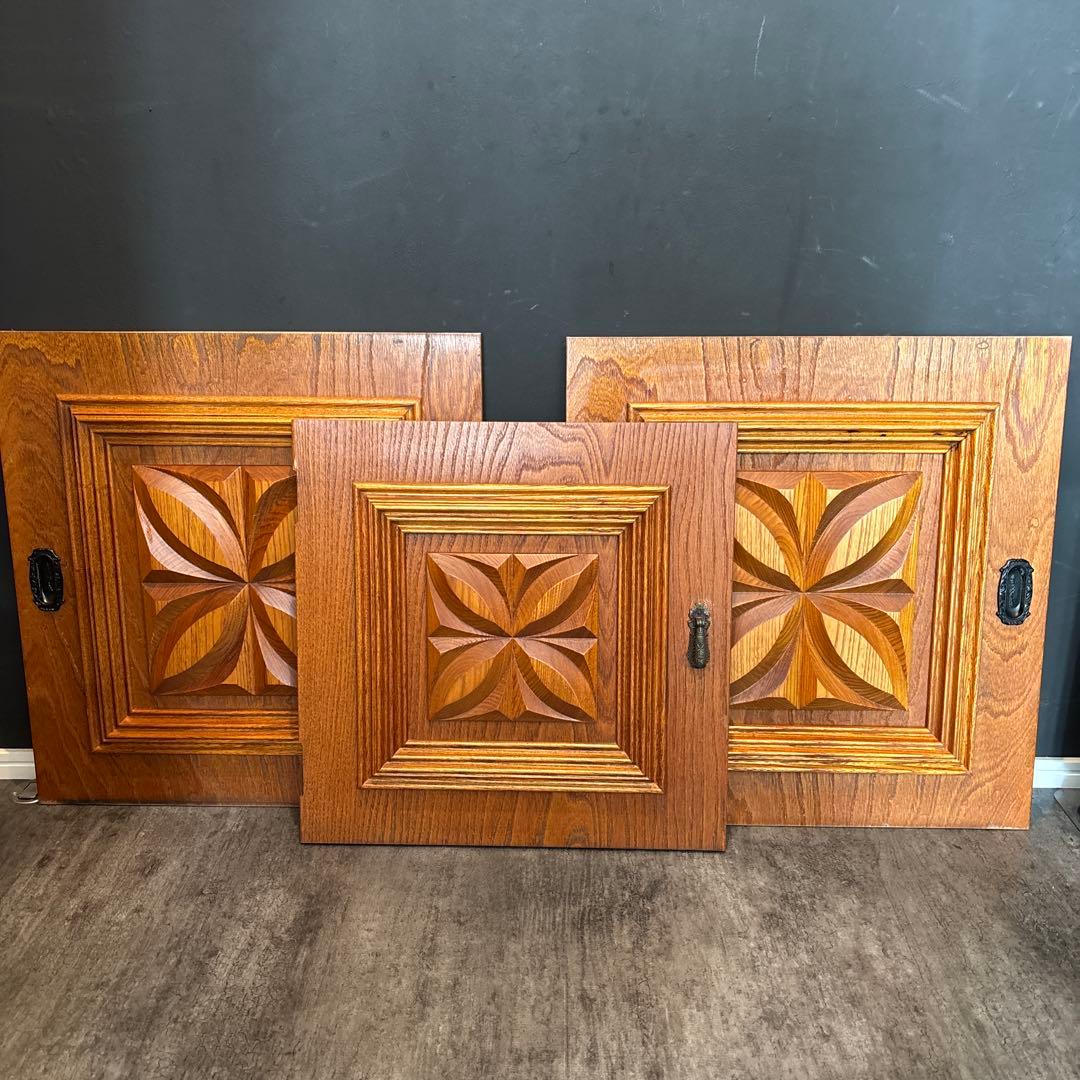 木製引戸　木製扉　家具装飾　花模様　木材　彫刻　木細工　ウッドウォールパネル