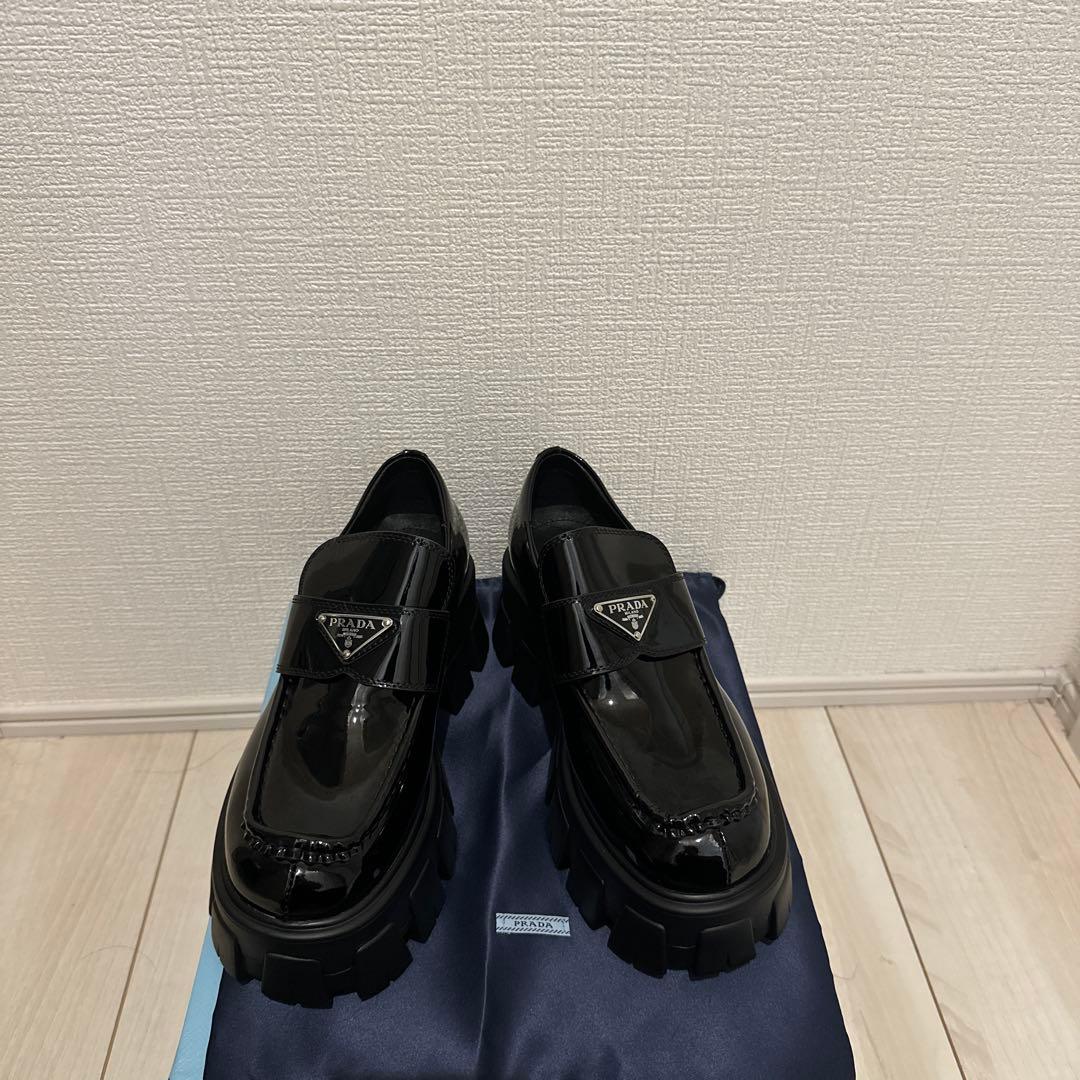 プラダモノリスブラッシュドレザーローファー37