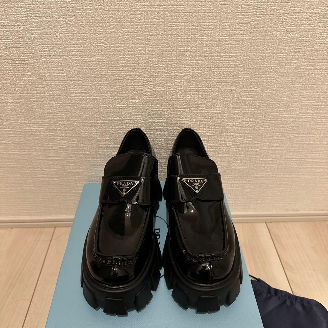 プラダモノリスブラッシュドレザーローファー37