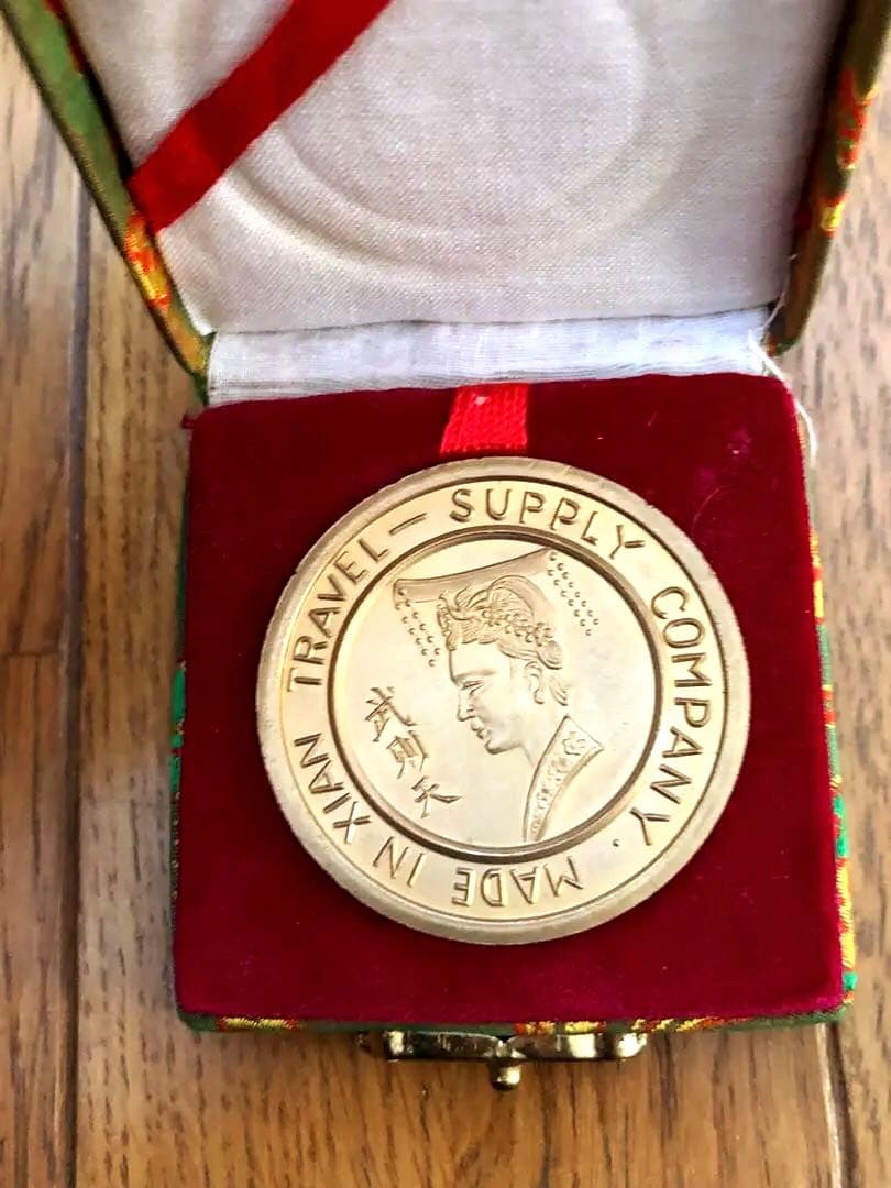 金色メダル 女性・男性デザイン